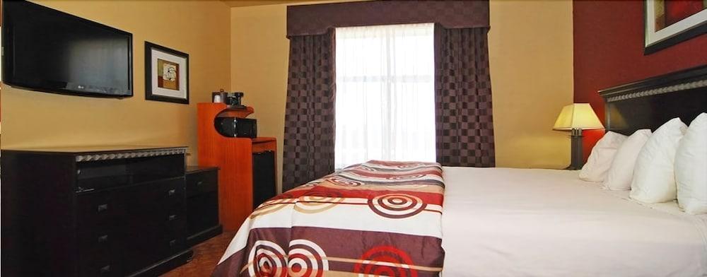 Quality Inn & Suites Buda Zewnętrze zdjęcie