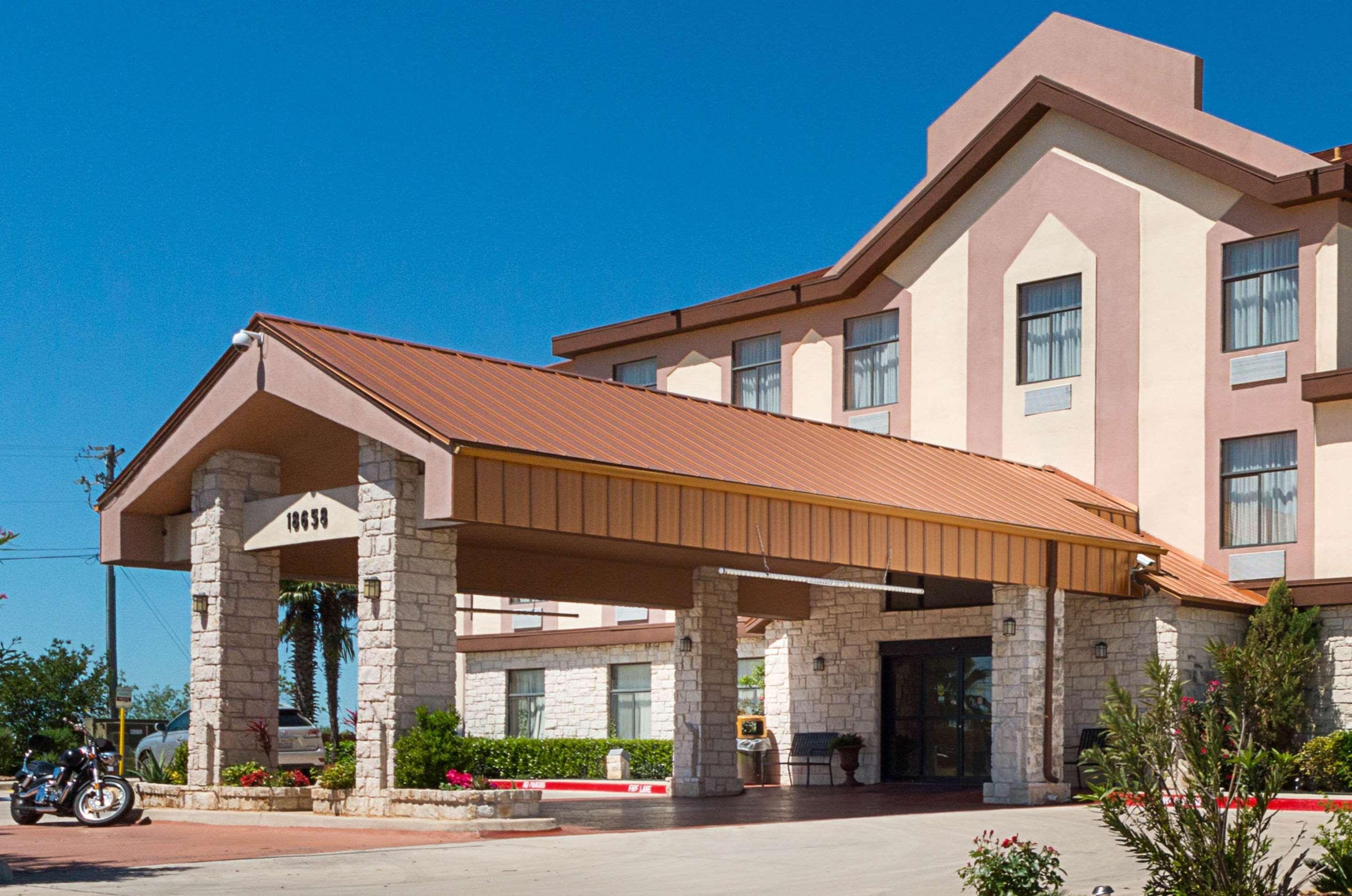 Quality Inn & Suites Buda Zewnętrze zdjęcie