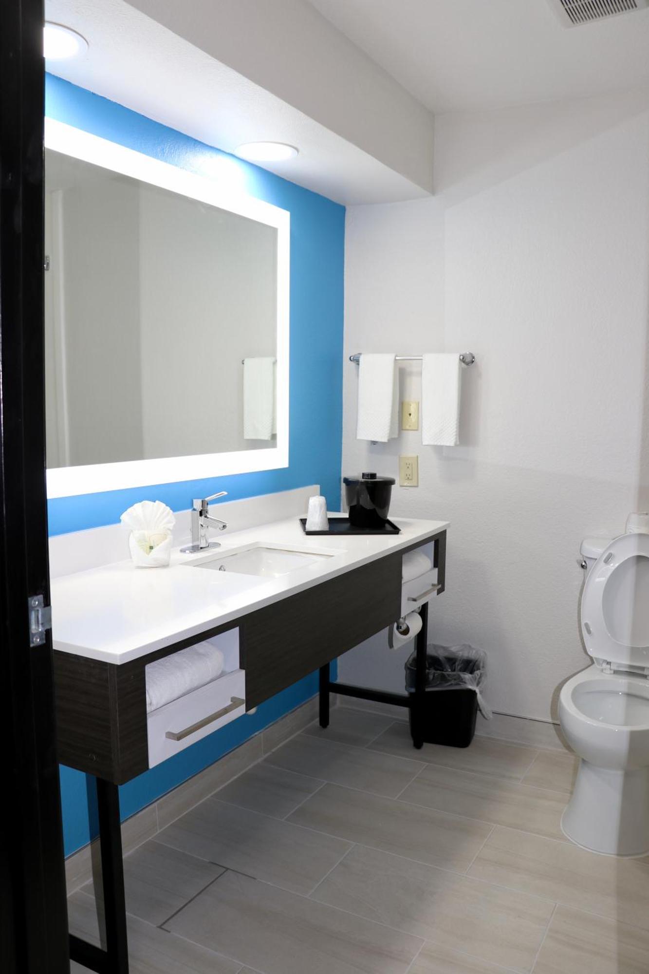 Quality Inn & Suites Buda Zewnętrze zdjęcie
