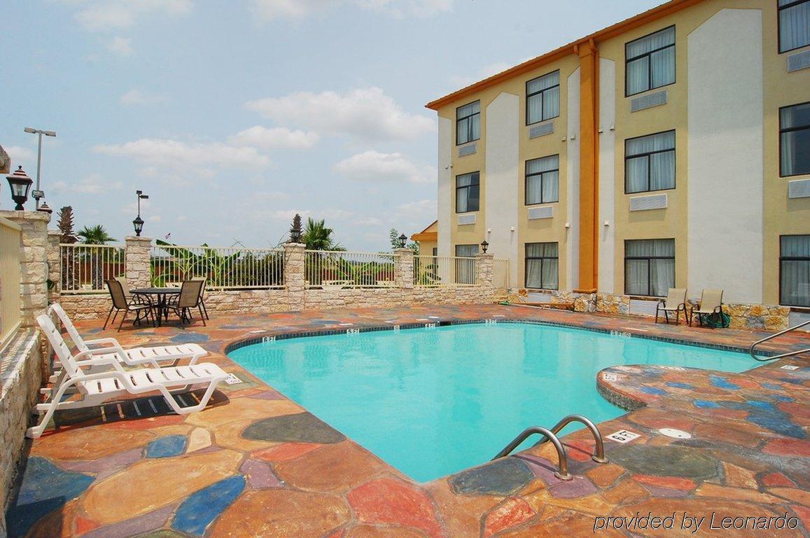 Quality Inn & Suites Buda Udogodnienia zdjęcie