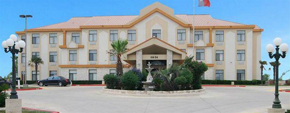 Quality Inn & Suites Buda Zewnętrze zdjęcie